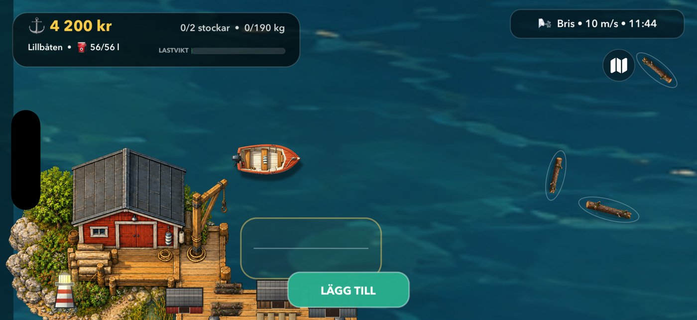 Båten vid Vedkajen, med vedbod, torkhus och kajsåg längs bryggan och fyren ute på udden.